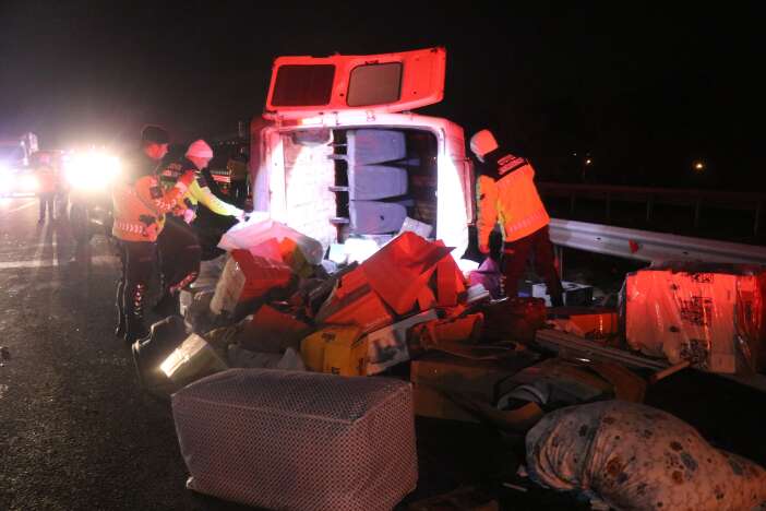 otomobil-ile-minibusun-carpistigi-kazada-1-kisi-oldu-3-kisi-yaralandi