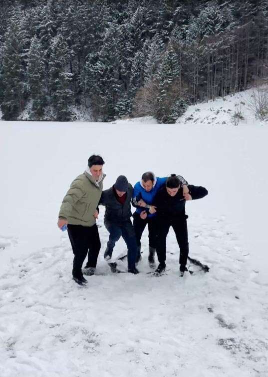 tehlikeli-eglence-donmus-derede-ziplayan-4-arkadas-suyu-boyladi