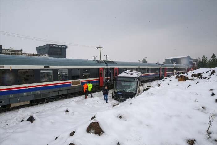 belediye-otobusu-trenle-carpisti
