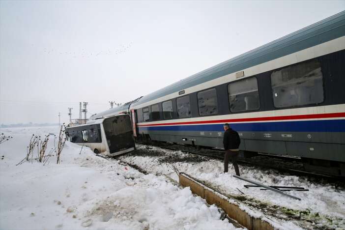 belediye-otobusu-trenle-carpisti