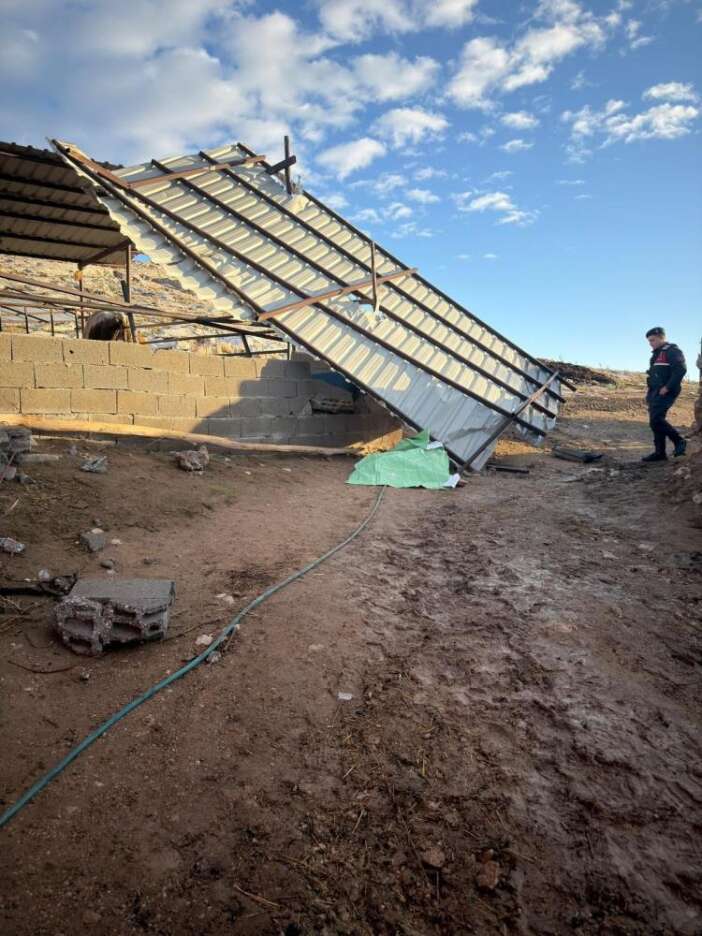 karamanda-feci-olay-firtinanin-ucurdugu-cati-olume-neden-oldu