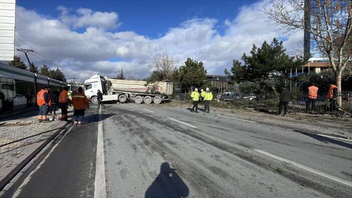 konyanin-en-islek-caddesinde-tir-kazasi