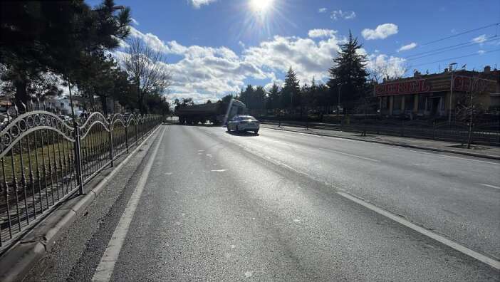 konyanin-en-islek-caddesinde-tir-kazasi