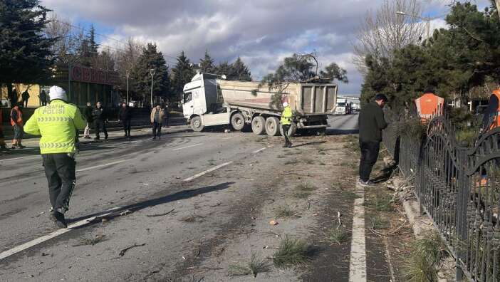 konyanin-en-islek-caddesinde-tir-kazasi