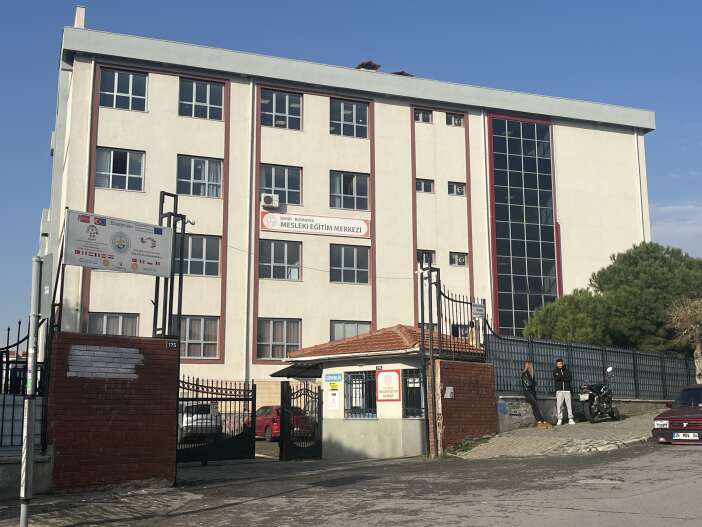 ogrencilerine-evini-temizleten-ogretmen-gozaltina-alindi