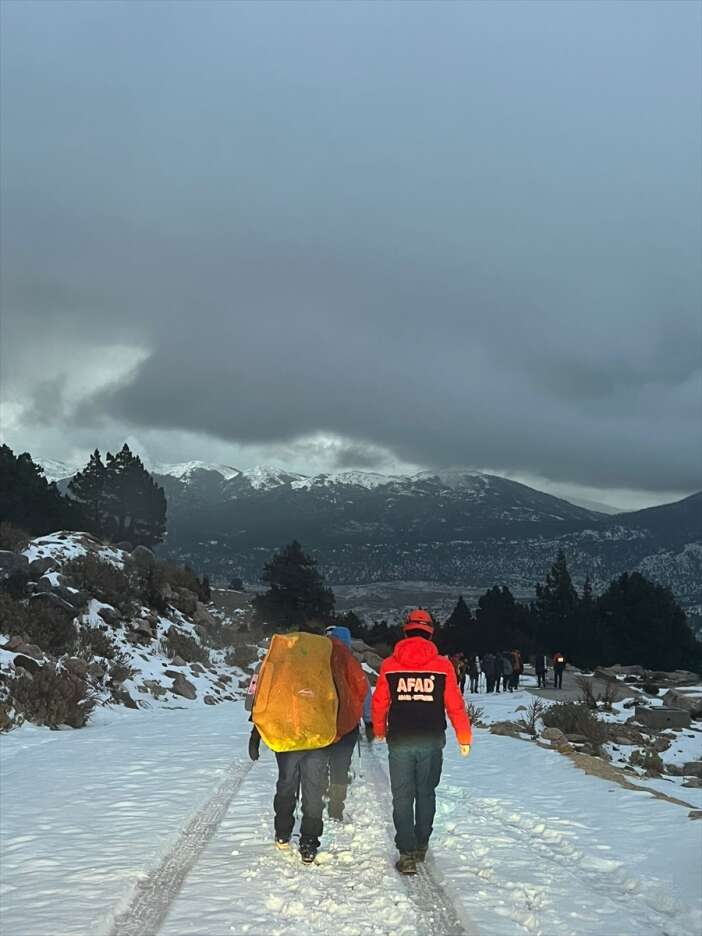 24-kisi-daglik-alanda-mahsur-kaldi-ekipler-yardima-kostu