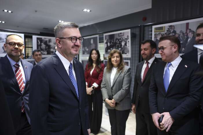 iletisim-baskani-duran-gazeteciligin-yolculugu-fotograf-sergisi-acilisina-katildi