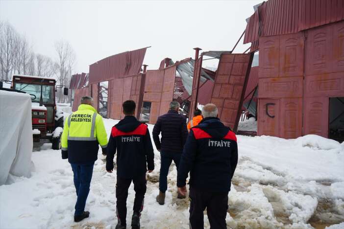 karin-agirligini-tasiyamayan-garaj-catisi-coktu