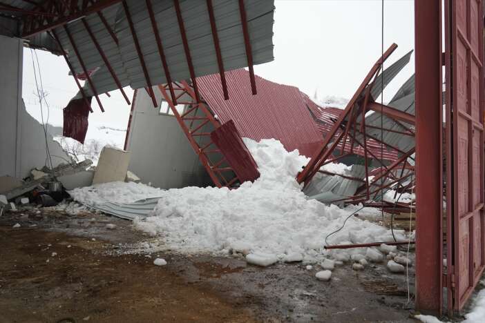 karin-agirligini-tasiyamayan-garaj-catisi-coktu