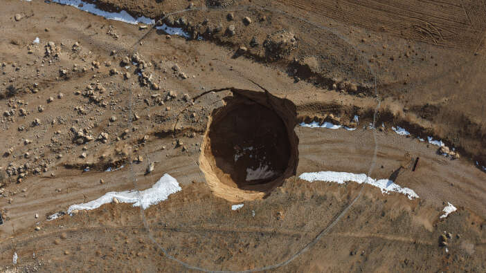 konyanin-kabusu-sehir-merkezine-dayandi-obruk-olustu