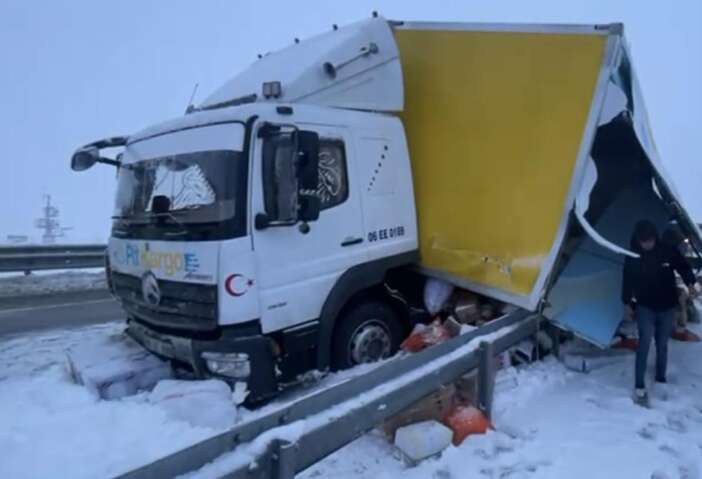 yolcu-otobusu-kamyonla-carpisti-cok-sayida-yarali-var