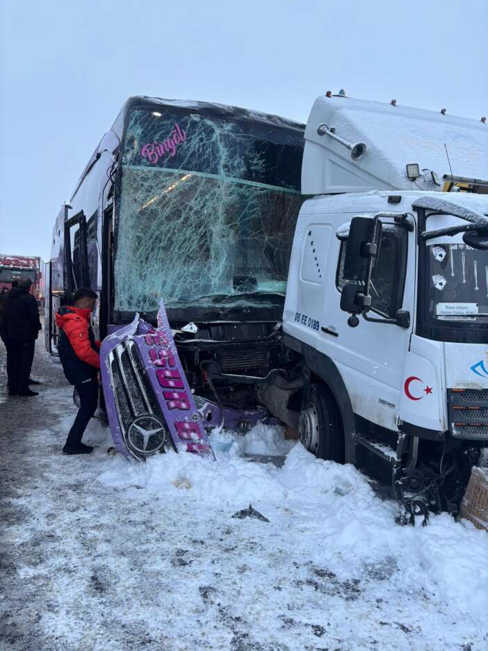 yolcu-otobusu-kamyonla-carpisti-cok-sayida-yarali-var