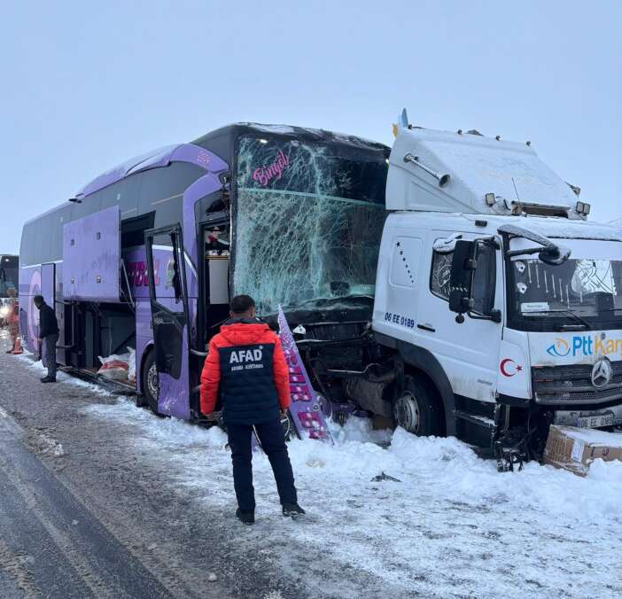 yolcu-otobusu-kamyonla-carpisti-cok-sayida-yarali-var