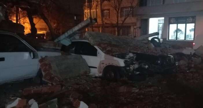 10-arac-yikilan-duvarin-altinda-kaldi-1-kisi-son-anda-kurtuldu