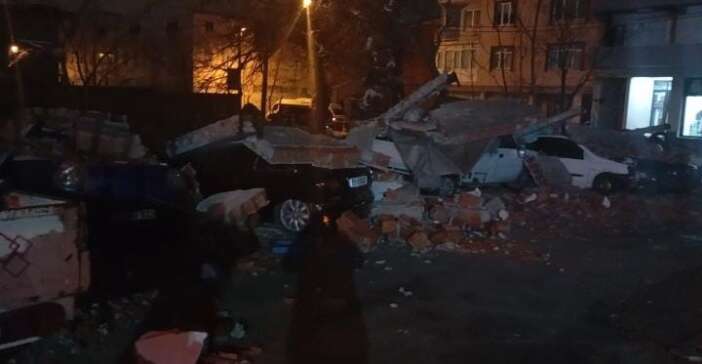 10-arac-yikilan-duvarin-altinda-kaldi-1-kisi-son-anda-kurtuldu