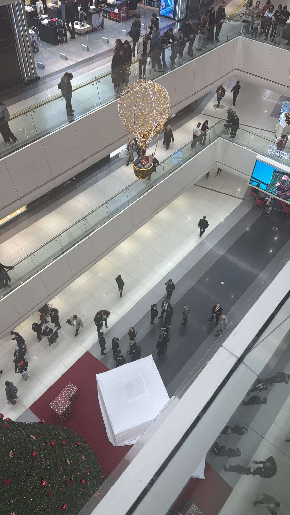 avmde-supheli-olum-2nci-kattan-dusen-genc-hayatini-kaybetti