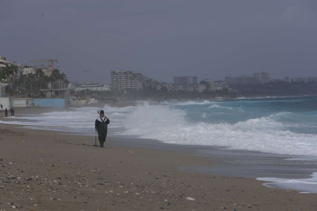 firtinaya-aldiris-etmeyen-define-avcilari-sahile-indi-altin-ve-gumus-aradilar