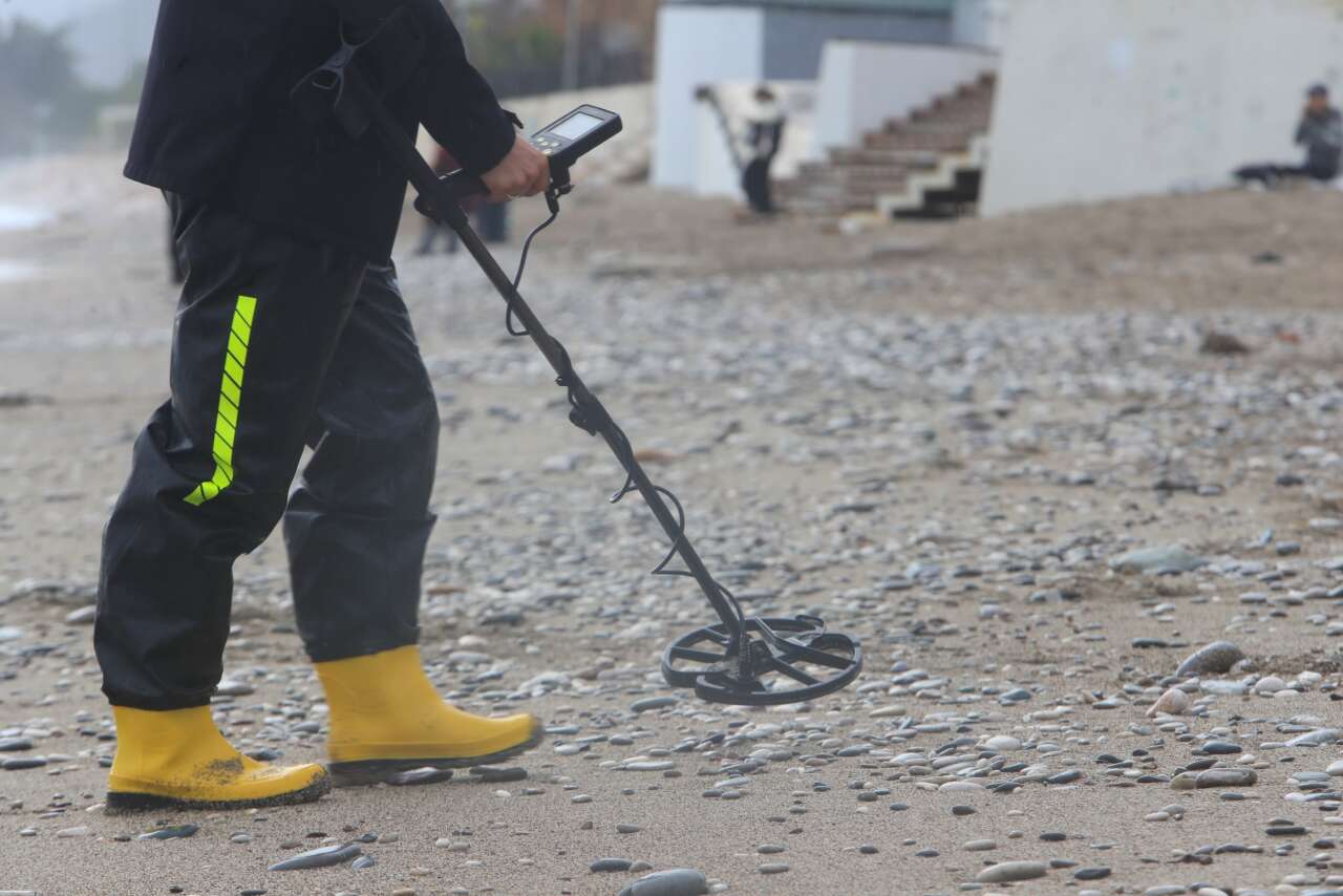 firtinaya-aldiris-etmeyen-define-avcilari-sahile-indi-altin-ve-gumus-aradilar