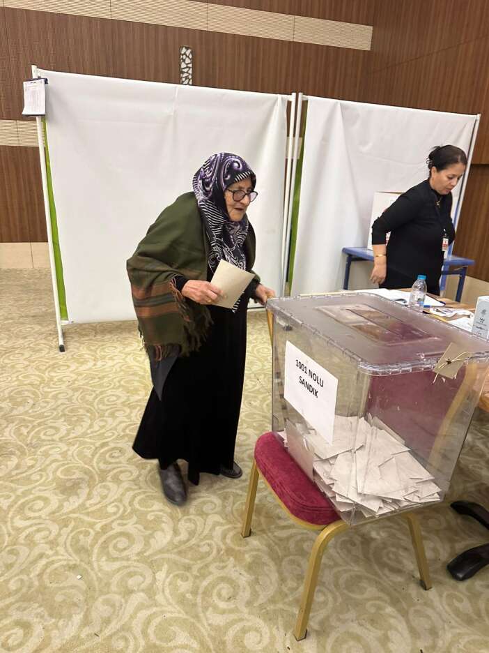 konya-minibusculer-odasinin-en-yasli-uyesi-sandik-basinda