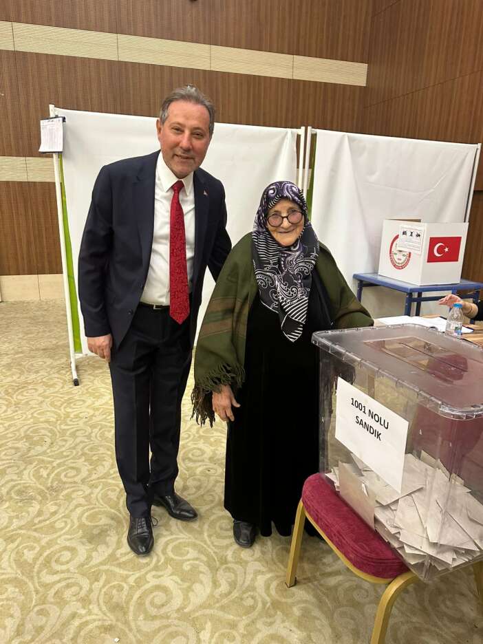 konya-minibusculer-odasinin-en-yasli-uyesi-sandik-basinda