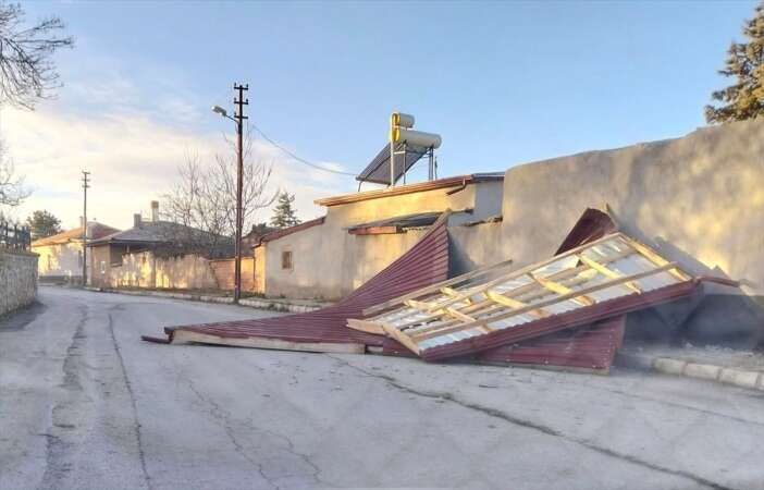 konyada-siddetli-ruzgar-ortaligi-savas-alanina-cevirdi