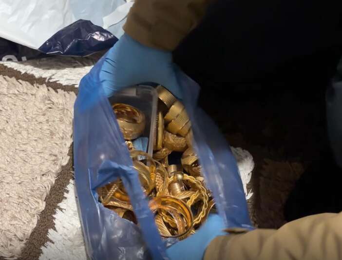 6-kilo-altin-ve-1-milyon-lira-caldi-ifadesi-de-olay-kadar-vahim-igdir