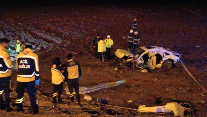 iki-otomobilin-carpistigi-kazada-3-kisi-oldu-3-kisi-yaralandi