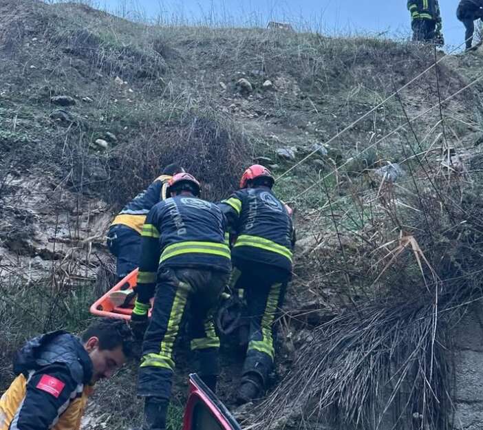 kontrolden-cikan-otomobil-ucuruma-yuvarlandi-2si-cocuk-5-yarali-var