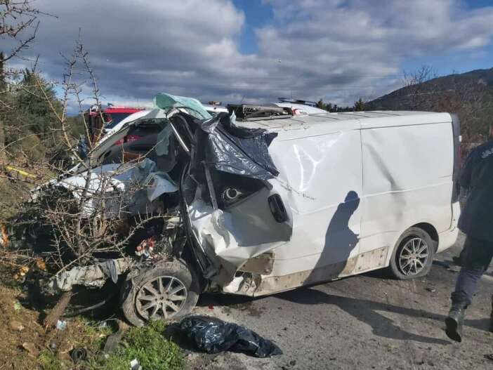 otobusle-panelvan-carpisti-23-yasindaki-beytullah-karadeniz-oldu-8-kisi-yaralandi