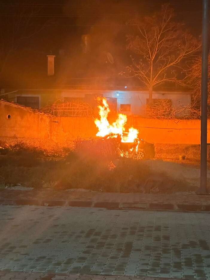 konyada-gece-yarisi-park-halindeki-arac-alev-aldi