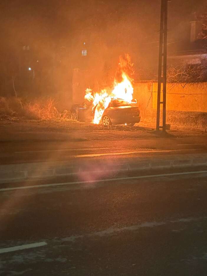 konyada-gece-yarisi-park-halindeki-arac-alev-aldi