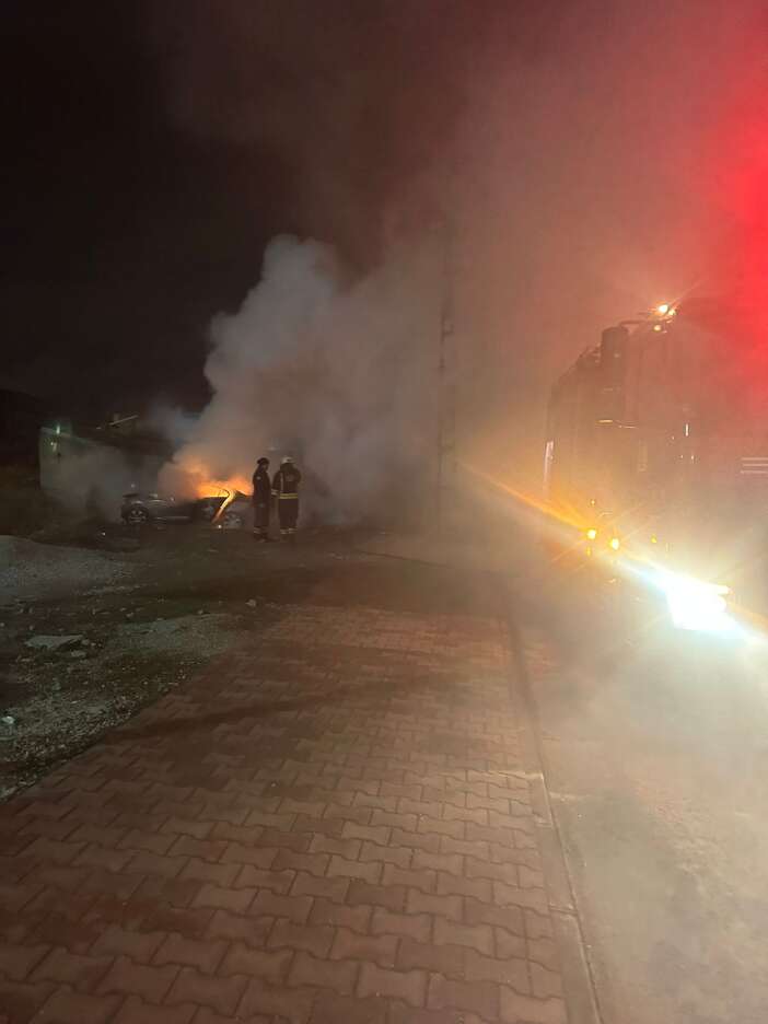 konyada-gece-yarisi-park-halindeki-arac-alev-aldi