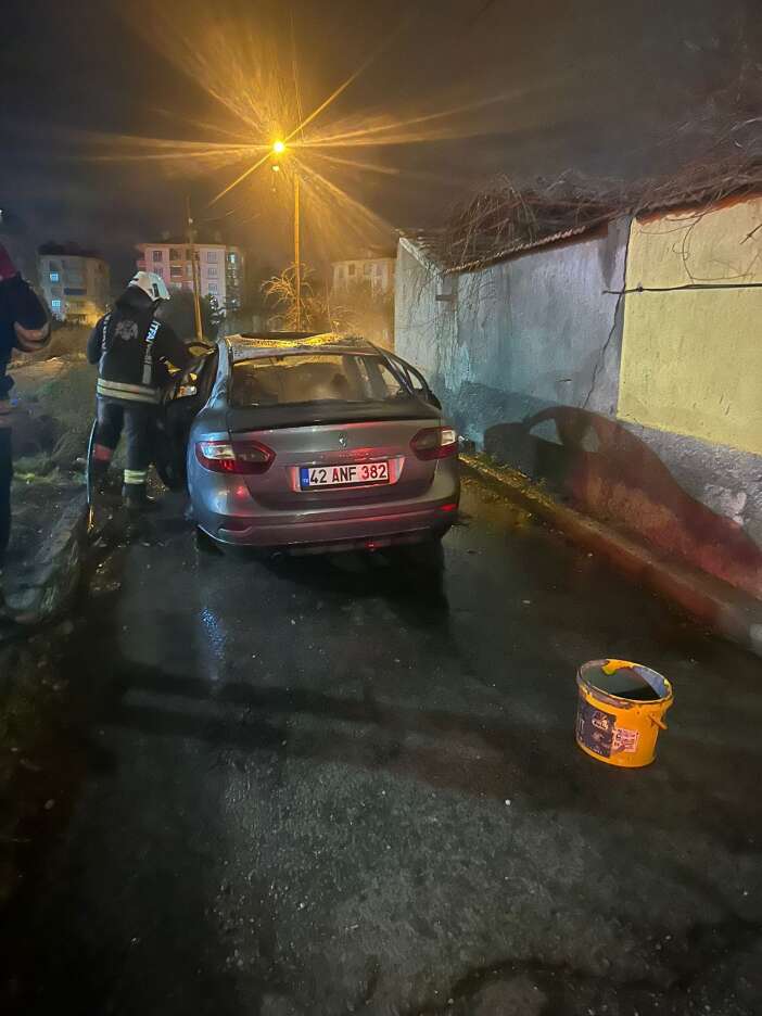 konyada-gece-yarisi-park-halindeki-arac-alev-aldi