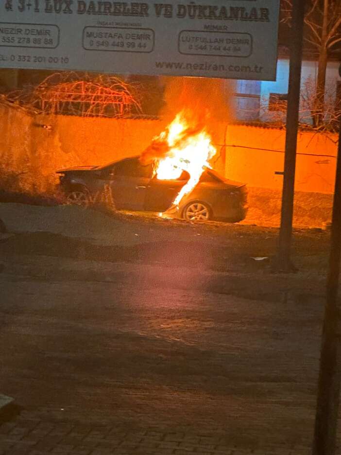 konyada-gece-yarisi-park-halindeki-arac-alev-aldi