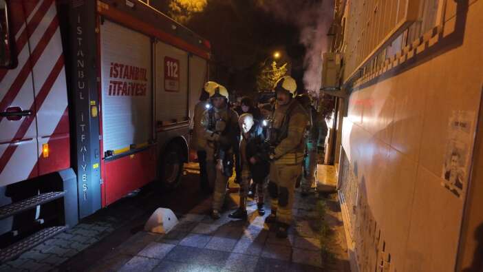 4-katli-binada-yangin-1i-agir-8-yarali-var