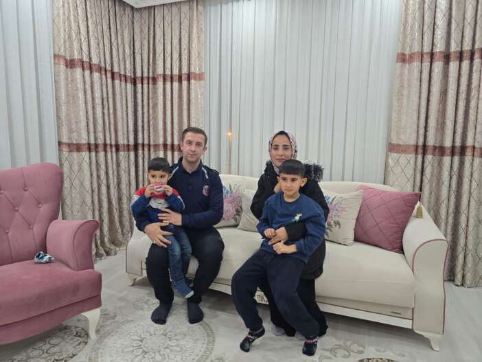 cezaevi-personeli-kaza-yapan-aileye-evini-acti