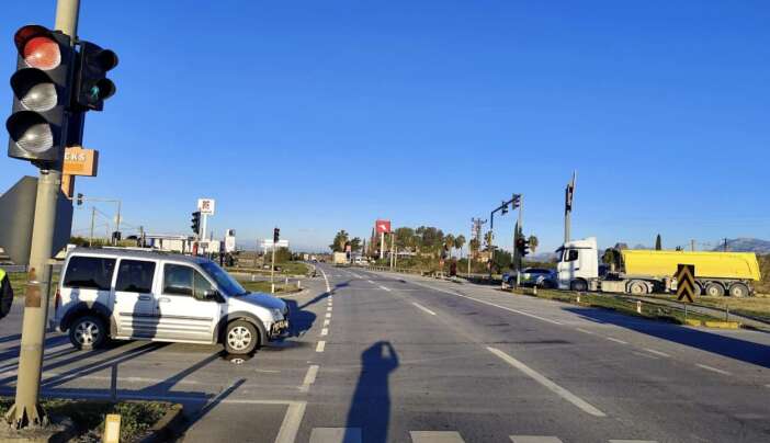 konya-yolunda-hafif-ticari-arac-ile-minibus-feci-sekilde-carpisti-5-yarali-var