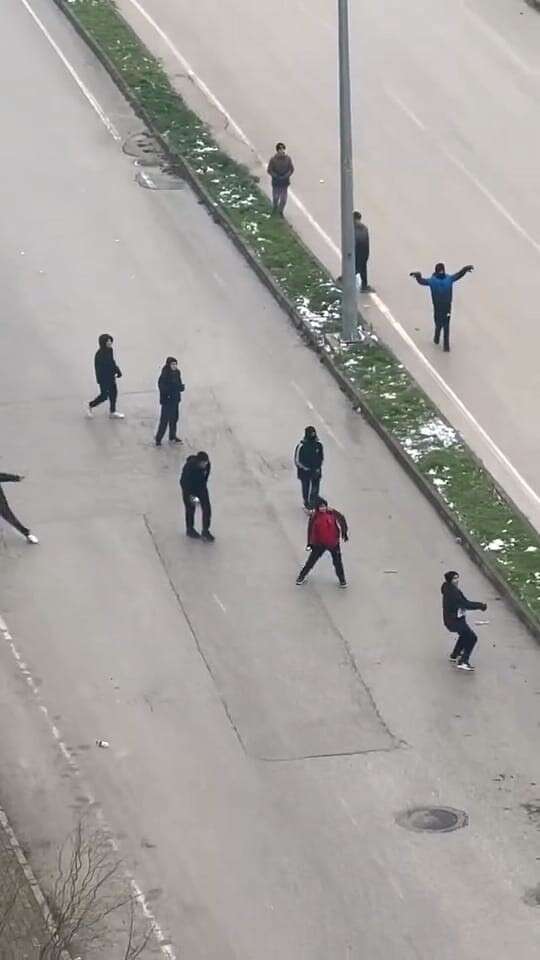 otobuse-kartopu-atilmasina-sinirlenen-sofor-cocuklari-sopayla-kovaladi