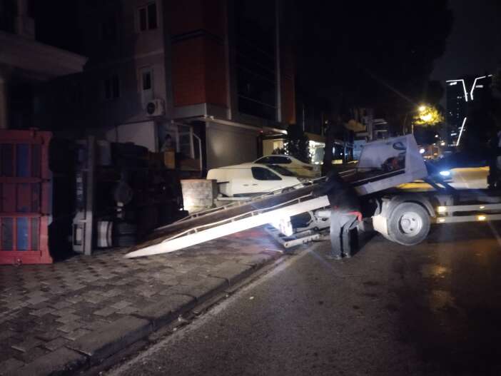 otomobilin-uzerine-moloz-yuklu-kamyonet-devrildi