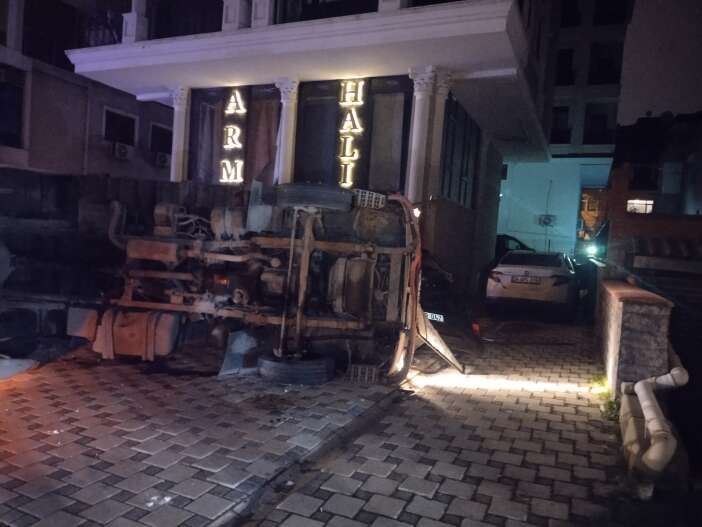 otomobilin-uzerine-moloz-yuklu-kamyonet-devrildi