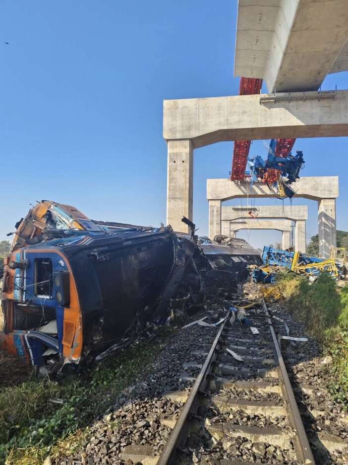 yolcu-treninin-uzerine-vinc-devrildi-22-olu-55-yarali-var