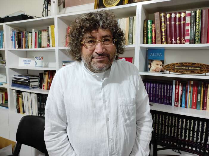 aliya-izzetbegovic-100-yasinda-konyadan-dogum-gunu-mesaji