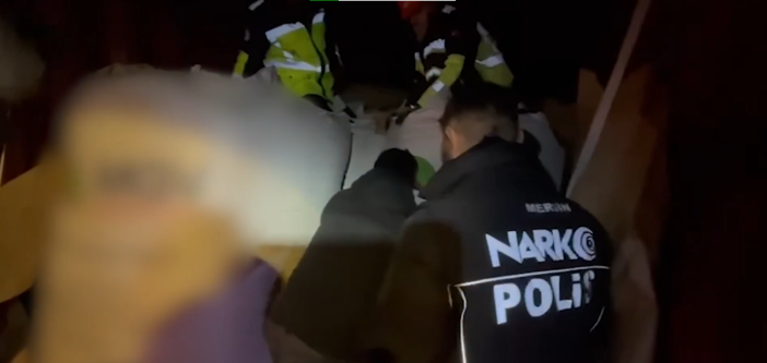 uyusturucuya-denizden-de-gecit-yok-limanda-298-kg-kokain-ele-gecirildi