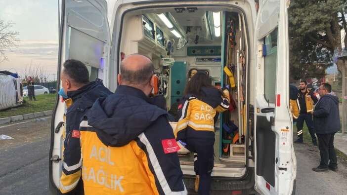 iscileri-tasiyan-servis-minibusu-devrildi-16-yarali-var
