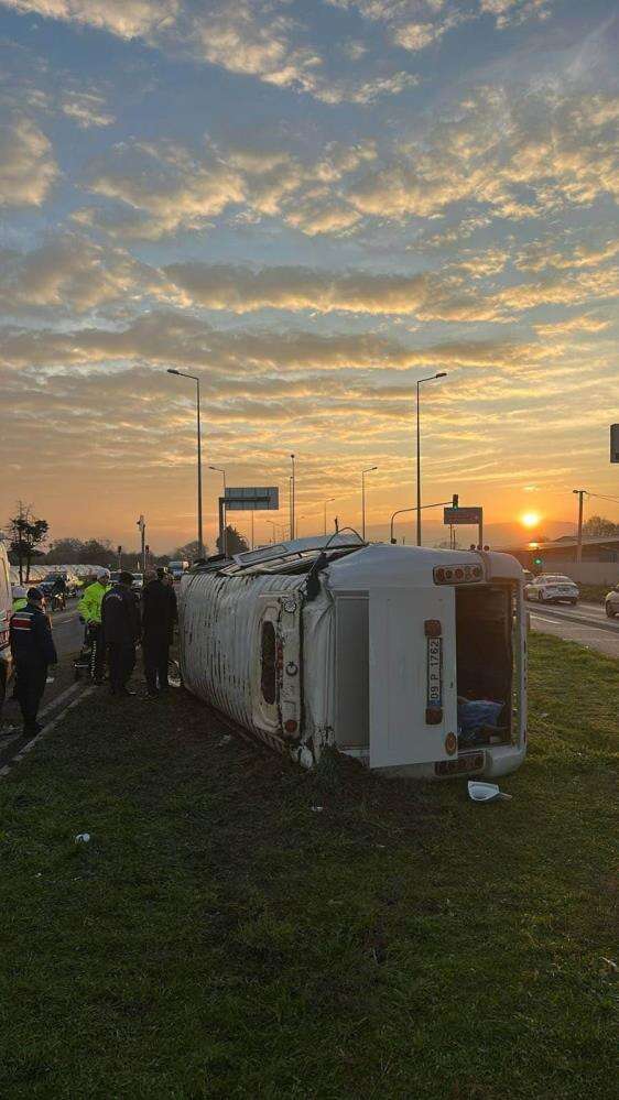 iscileri-tasiyan-servis-minibusu-devrildi-16-yarali-var