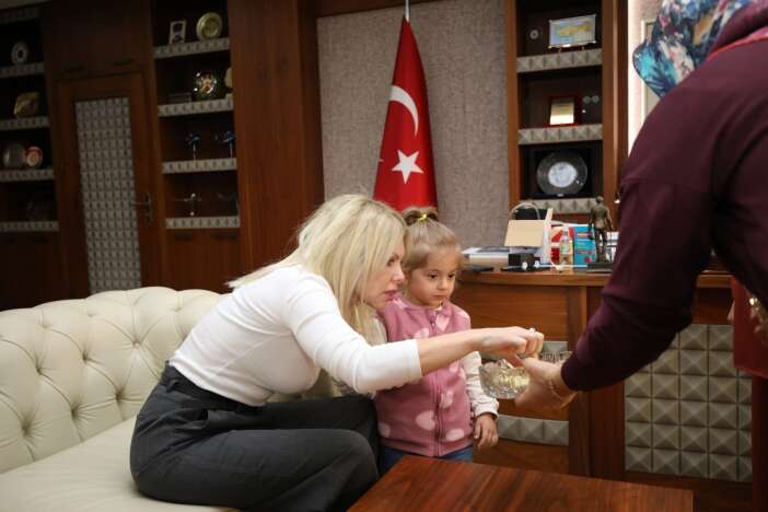 kadavradan-alinan-rahim-nakliyle-dunyaya-gelen-ozlenen-bebek-adini-aldigi-rektoru-ziyaret-etti