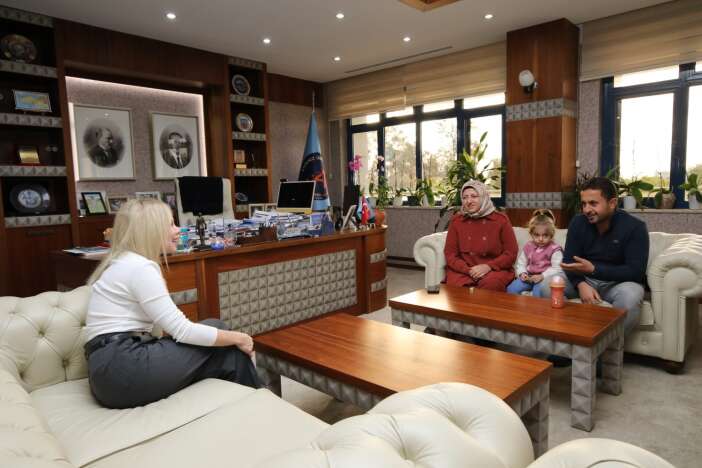 kadavradan-alinan-rahim-nakliyle-dunyaya-gelen-ozlenen-bebek-adini-aldigi-rektoru-ziyaret-etti