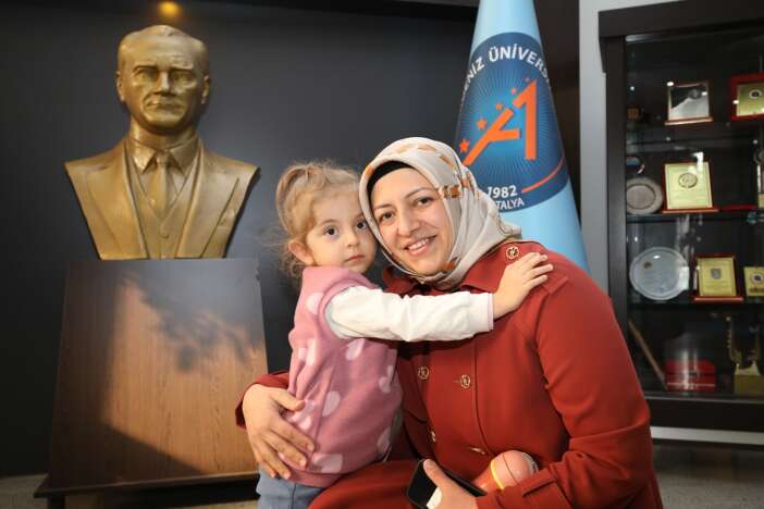 kadavradan-alinan-rahim-nakliyle-dunyaya-gelen-ozlenen-bebek-adini-aldigi-rektoru-ziyaret-etti