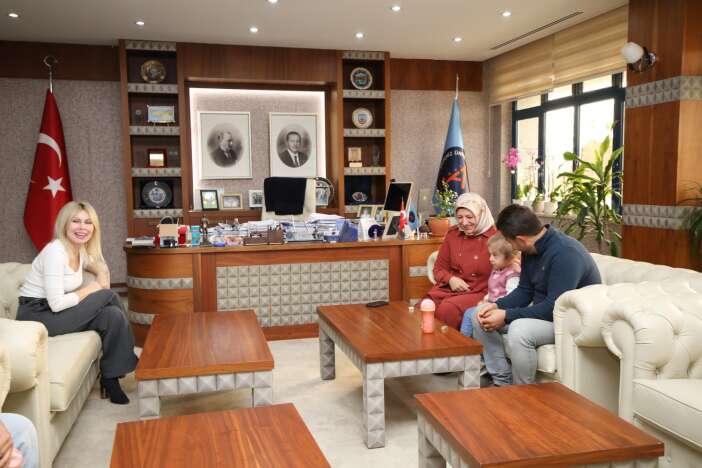 kadavradan-alinan-rahim-nakliyle-dunyaya-gelen-ozlenen-bebek-adini-aldigi-rektoru-ziyaret-etti