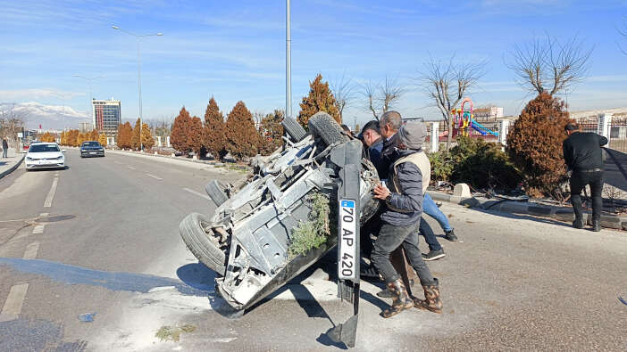 karamanda-feci-kaza-23-yasindaki-genc-otomobiliyle-takla-atti